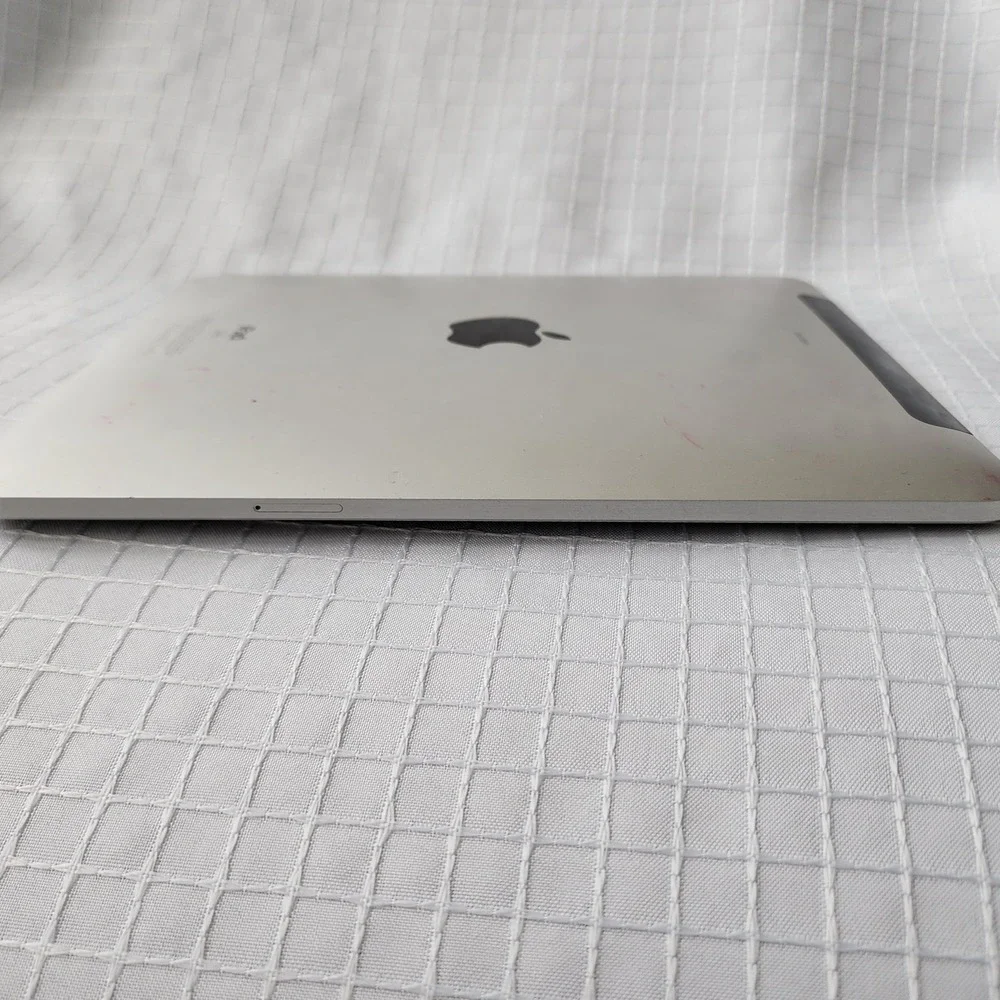 Apple iPad 1st Gen 32gb Silver A1337 WiFi 3g powers on Locked see Description‎